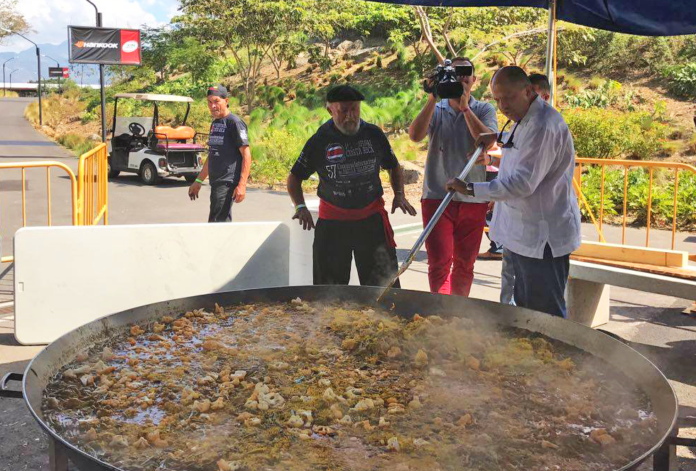 El presidente Luis Guillermo Solís ayuda a preparar una deliciosa paella valenciana