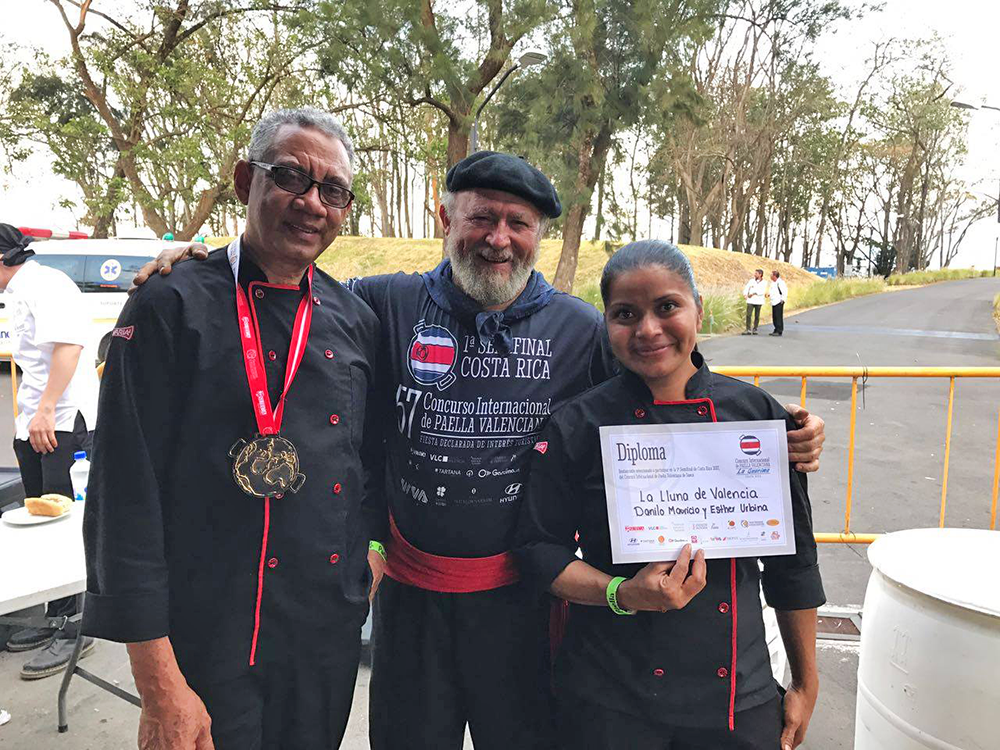 Vicente Aguilar con los ganadores Danilo Mauricio y Ester Urbina