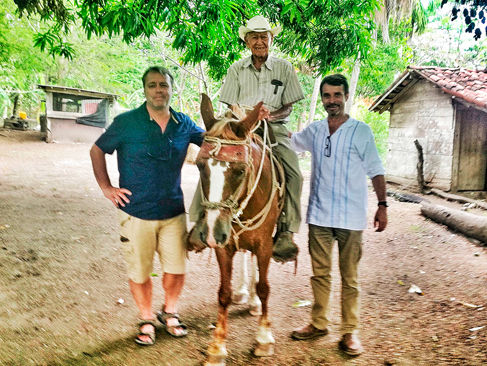 Paco Nadal (izquierda) y Jorge Vindas (derecha) junto con el centenario José Bonifacio Villegas alias Pachito y su caballo Corazón