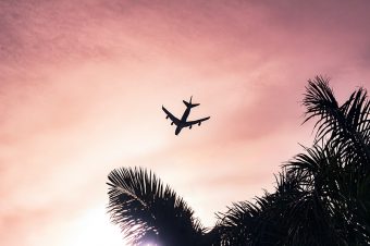 Costa Rica baja el precio del combustible de los aviones para reactivar el turismo.