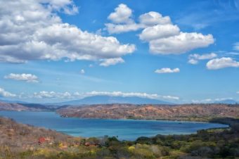 Playa Hermosa se convierte en la primera playa 100% accesible de Costa Rica