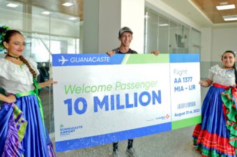 Un turista de Colorado se convierte en el pasajero 10 millones en Guanacaste Aeropuerto